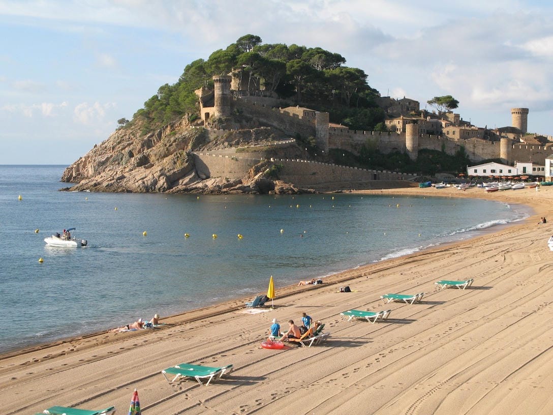 Tossa ja obre les seves platges